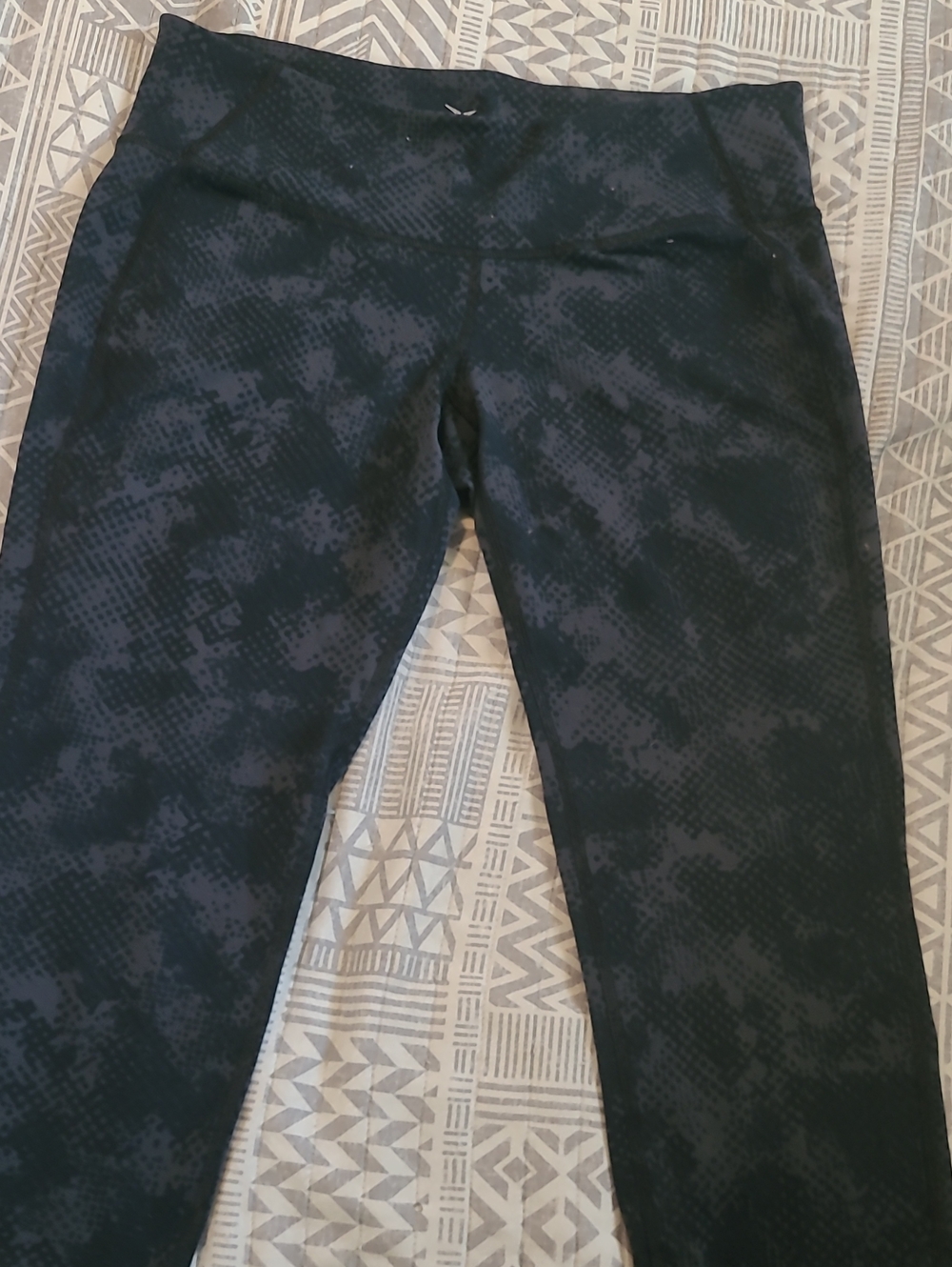 Old Navy Black & Dark Gray Camouflage-Print Leggings